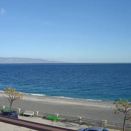 Mirone Fronte Mare Beachfront House Roccalumera