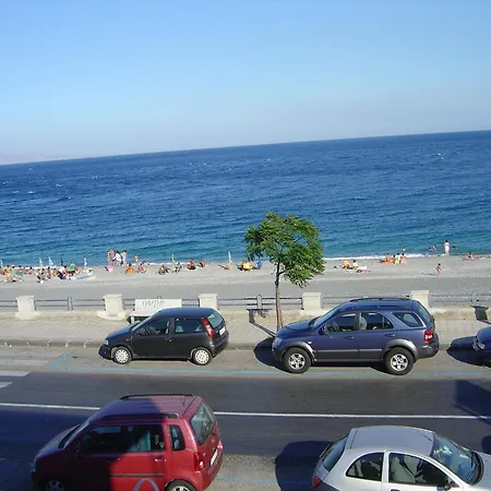 Daire Mirone Fronte Mare Beachfront House Roccalumera